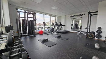 Fitnes sala sa strunjačama i spravama za trening