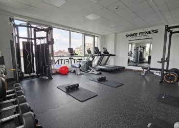 Fitnes sala sa strunjačama i spravama za trening