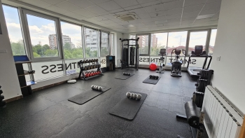 Fitnes sala sa strunjačama i spravama za trening