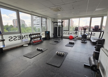 Fitnes sala sa strunjačama i spravama za trening
