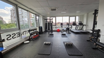Fitnes sala sa strunjačama i spravama za trening