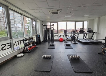 Fitnes sala sa strunjačama i spravama za trening
