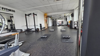 Fitnes sala sa strunjačama i spravama za trening