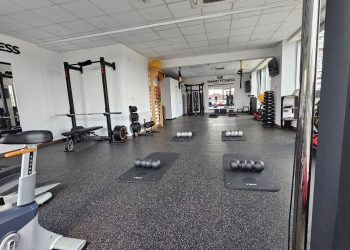 Fitnes sala sa strunjačama i spravama za trening